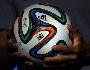 Presentan en Río Brazuca, el balón del Mundial Brasil