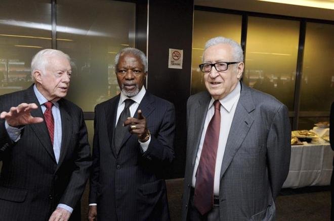 Henry Kissinger (d.), junto a Kofi Annan y Jimmy Carter.