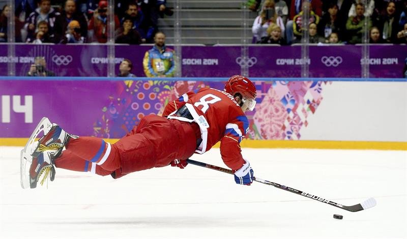 El jugador ruso Alexander Ovechkin cae al hielo durante el partido de hockey sobre hielo