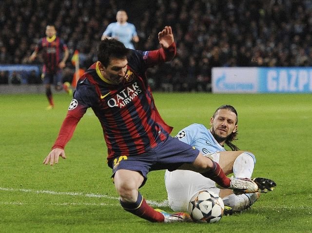 Demichelis derriba a Messi en la acción que supuso su expulsión y el primer gol del Barcelona.