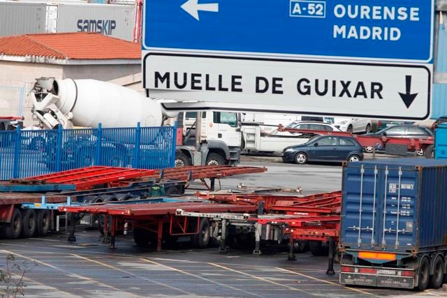 Gabarras aparcadas ayer en las inmediaciones de la terminal marítima de Guixar.