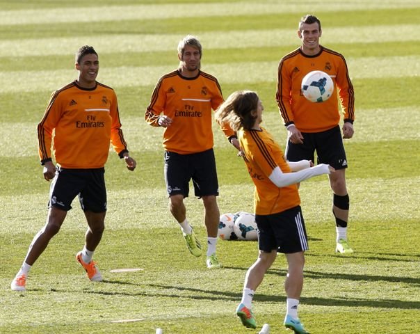 Modric controla un balón ante Varane, Coentrao y Bale.