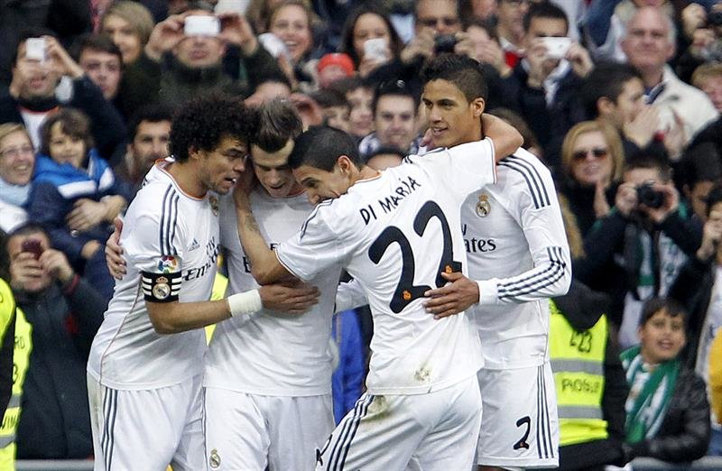 Los jugadores del Real Madrid, el portugués Képler Laverán "Pepe", el galés Gareth Bale; el argentino, Angel Fabian di María y el francés Raphaël Varane, celebran el gol