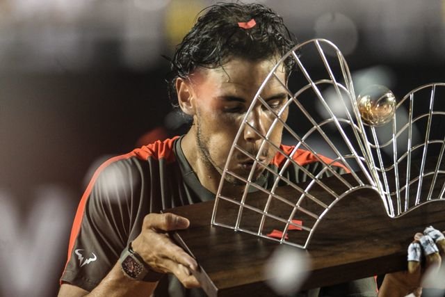 Rafa Nadal limpia a soplidos su nuevo trofeo.