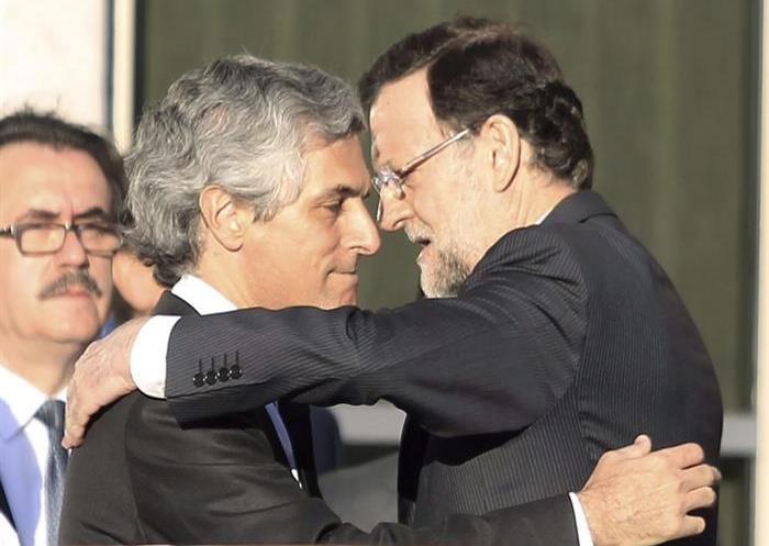  Adolfo Suárez Illana (i), hijo de Adolfo Suárez, abraza al presidente del Gobierno, Mariano Rajoy (d), a su salida de la clínica 