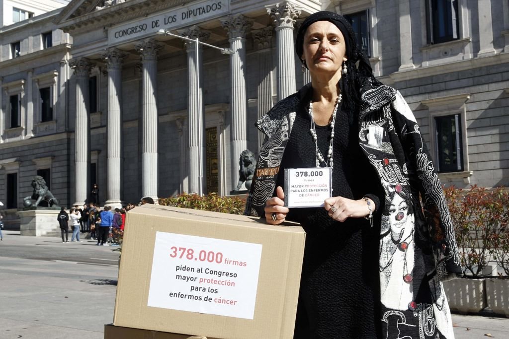 La viguesa Beatriz Martínez llevó al Congreso las cajas con las más de 375.000 firmas.