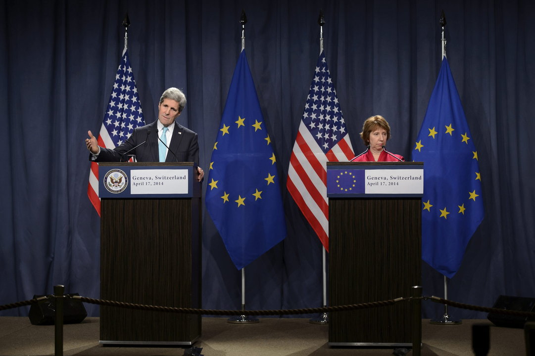 Kerry y Ashton, en la rueda de prensa posterior al encuentro a cuatro bandas en Ginebra.