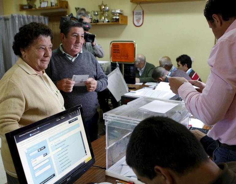 Ciudadanos durante el proceso de votación en las anteriores elecciones europeas, en junio de 2009.