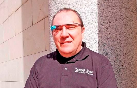 Andreu Ibáñez con las Google Glass, ayer en el Club Financiero.