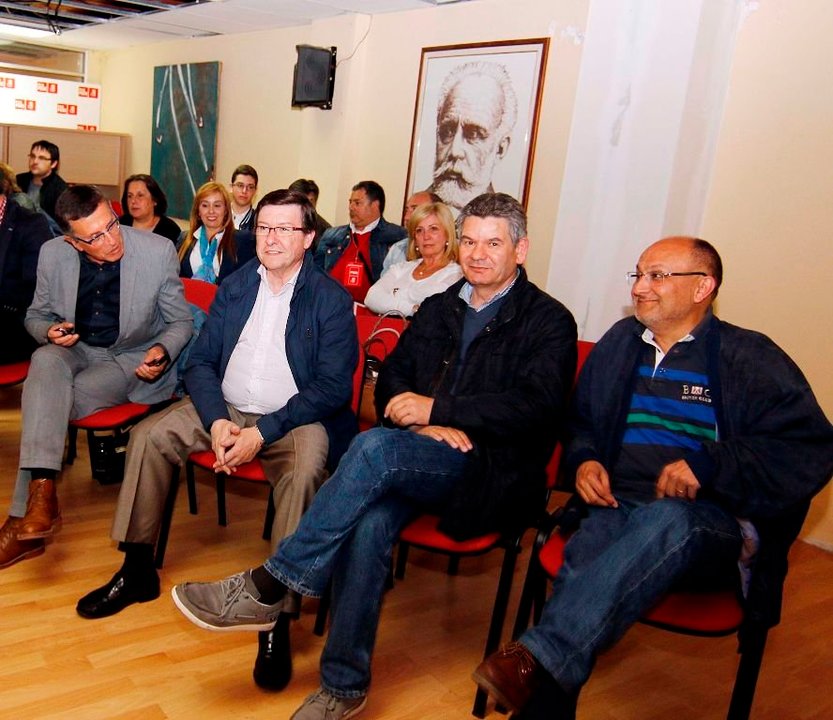 Santos Héctor (2º derecha), en la sede del PSOE este domingo.