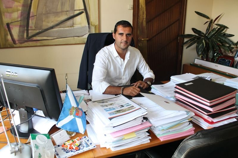 El alcalde Alberto Valverde en el despacho de alcaldía en Nigrán, ayer.