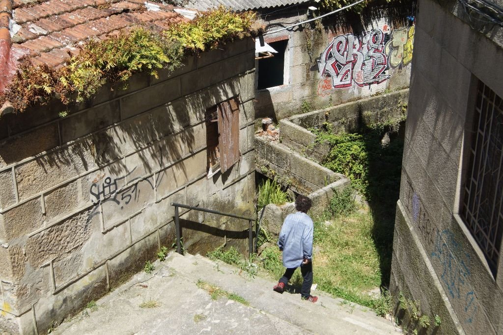 Uno de los escasos "vecinos" de Barrio do Cura, por uno de los parajes del entorno, entre edificios a demoler.
