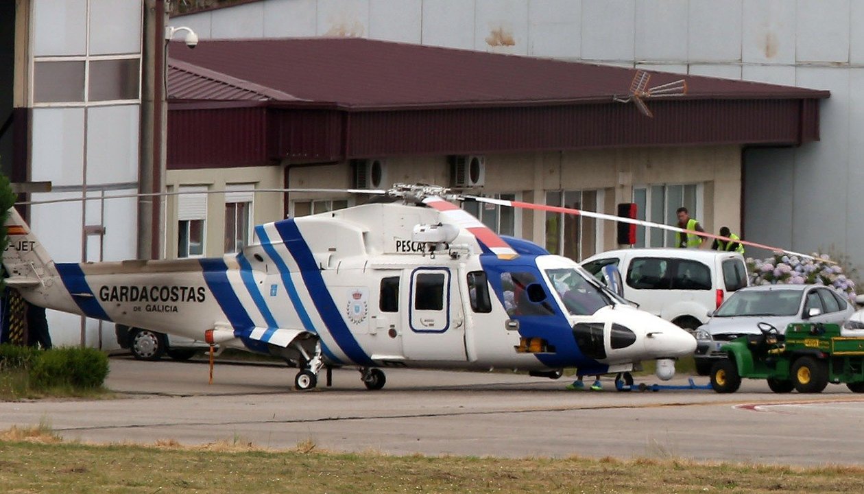 El helicóptero Pesca I ha recuperado a primera hora de esta mañana en la Ría de Aldán el cadáver de un hombre