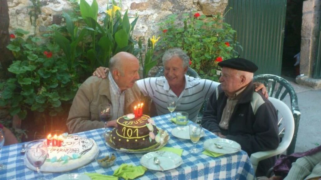 Víctor Alonso en su casa familiar, también centenaria, que ha visto pasar varias generaciones.