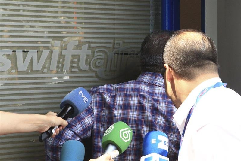 Un hombre entra en la sede de la compañía aérea Swiftair en Madrid