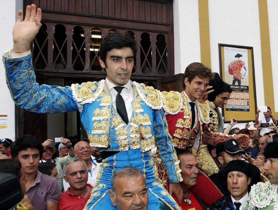 Perera (primer plano) y El Juli tras la corrida de Santander donde salieron a hombros. El pacense, el madrileño e Iván Fandiño torean este domingo en Pontevedra por las fiestas de la Peregrina.  