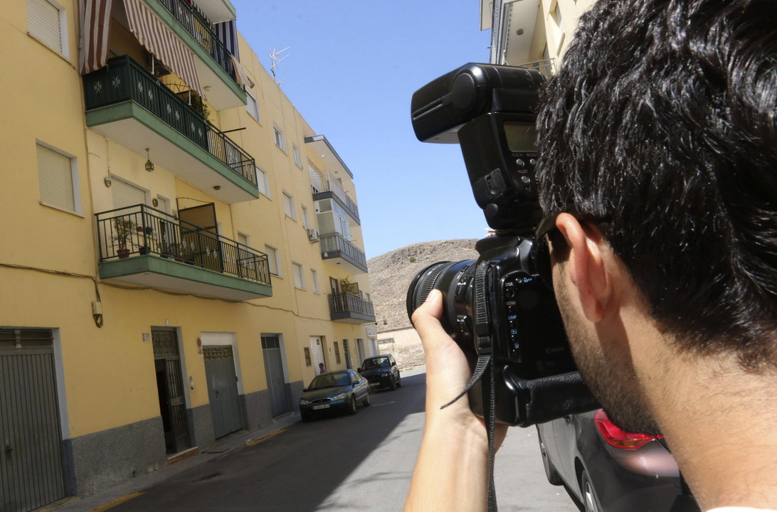 Un fotógrafo toma imágenes del edificio de Berja donde se produjo el asesinato.