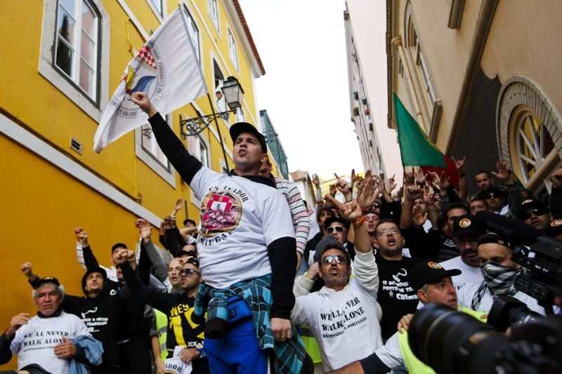 Un grupo de jóvenes encabeza una protesta ciudadana en las calles de Lisboa.