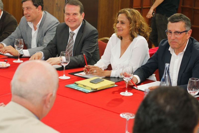 Manel Gallego (derecha), con Abel Caballero y Carmela Silva en una asamblea del PSOE.