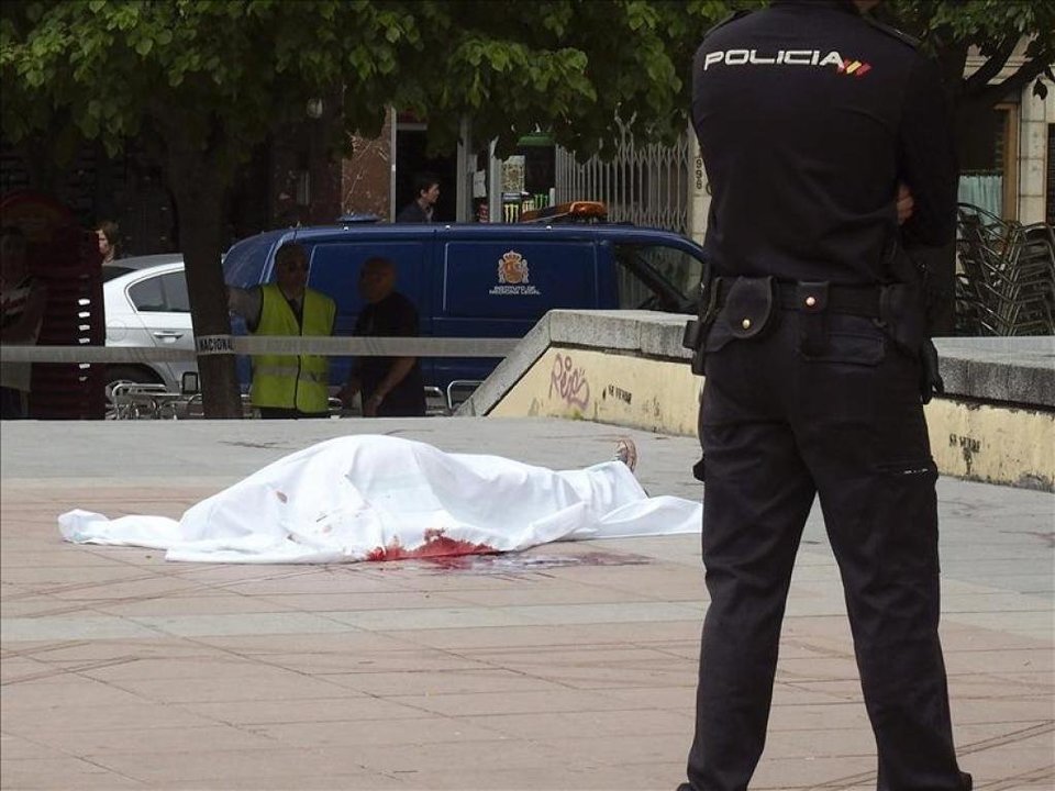 Un agente, ante el cuerpo cubierto de un suicida, el pasado 4 de mayo, en Cuenca.