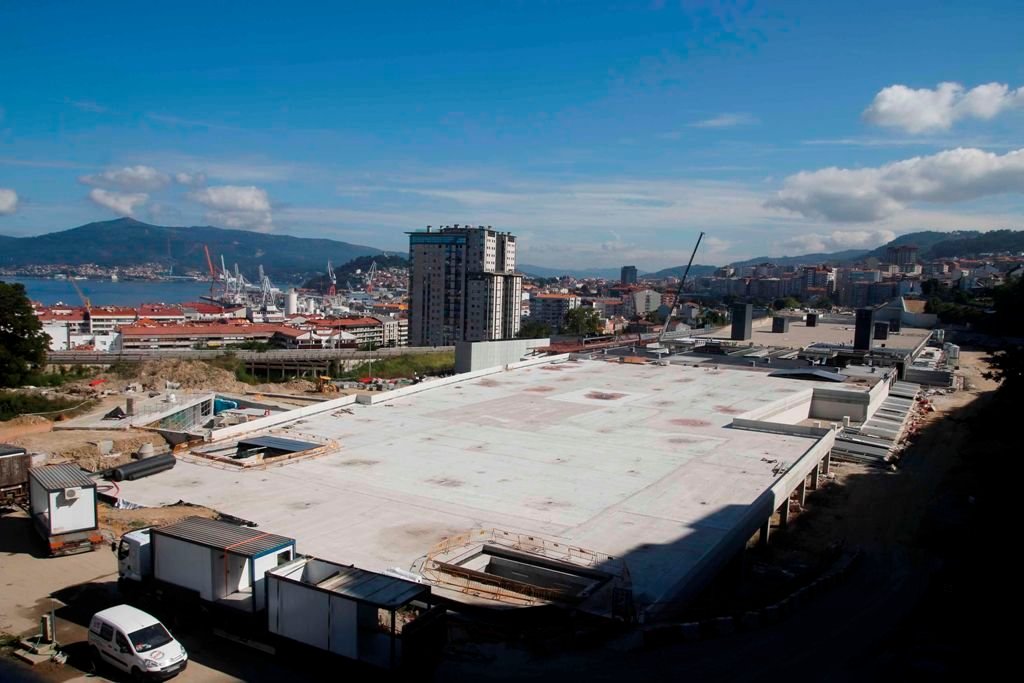 Así está la obra de construcción de la estación de Vigo-Urzaiz. Sobre la superficie aparecen ya los módulos de la terminal provisional. Encima iría la de Thom Mayne.