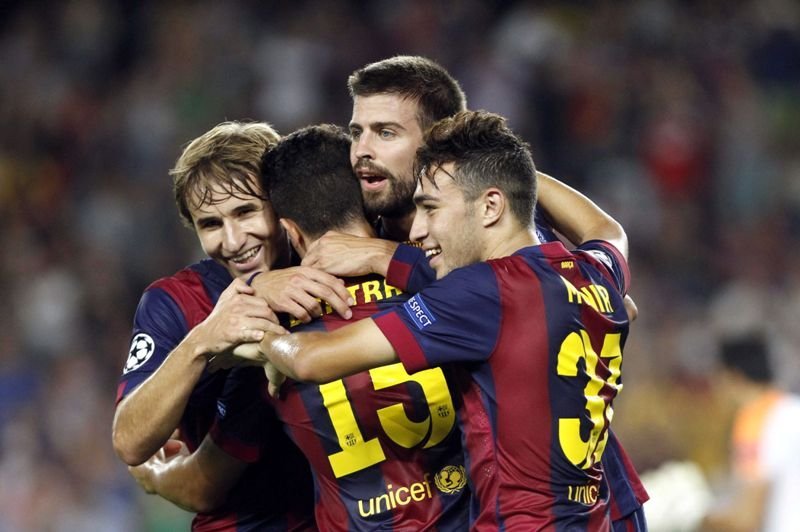 Piqué es felicitado por su gol por un trío de jóvenes canteranos culés. 