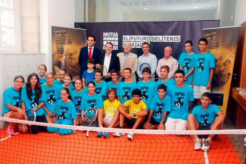 Foto de familia de Alberto Berasategui, Abel Caballero, Manuel Sanjurjo y los participantes en el torneo.