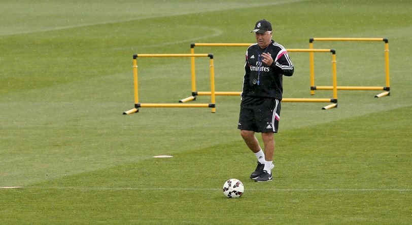 Carlo Ancelotti, ayer durante el entrenamiento del Real Madrid.