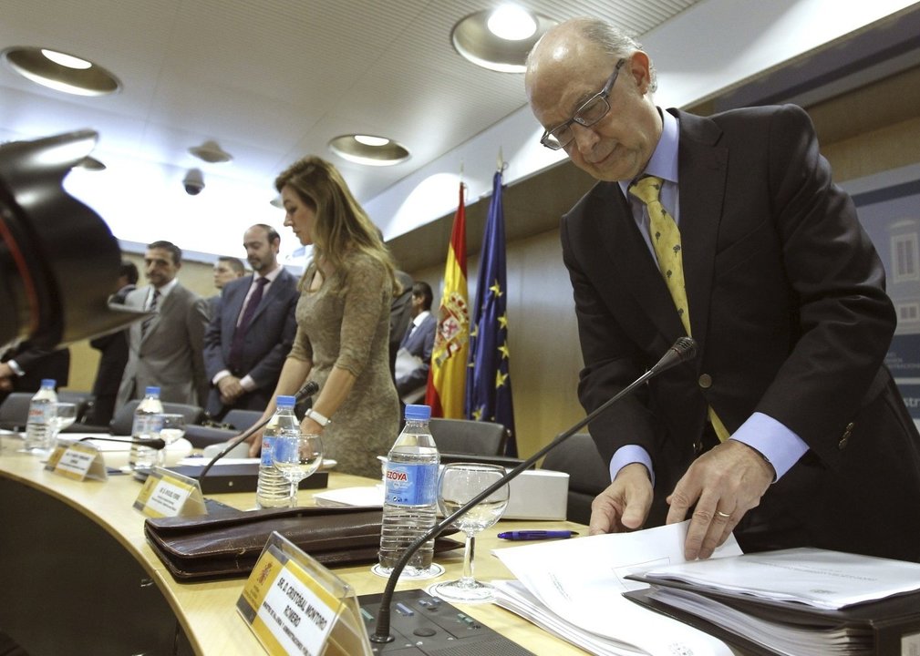 La secretaria de Estado Marta Fernández Currás y el ministro Cristóbal Montoro, en una comparecencia. 