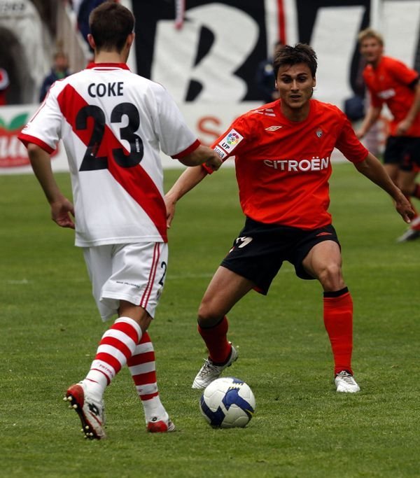 Jonathan Vila aguanta a Coke durante un partido contra el Rayo en la temporada 2008/2009.