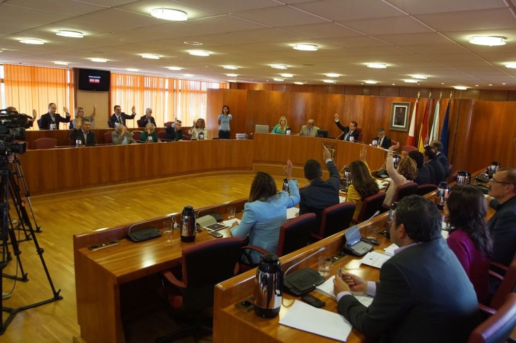 PSOE y PP votando ayer de nuevo a favor de la permanencia de la Cruz del Castro, rechazando la moción presentada por el BNG.