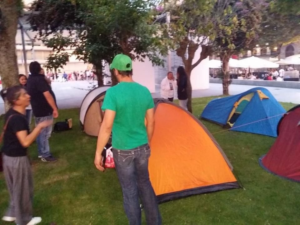 Los acampados, ayer en la explanada junto a la Xunta.