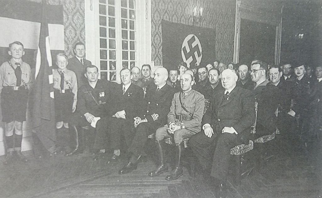El comandante militar Felipe Sánchez, junto al cónsul alemán en Vigo, Richard Kindling (a su derecha) y al que sería uno de los jefes de la Armada, el jefe del Partido Nazi en Vigo, Conrad Meyer (a su izquierda), en la celebración viguesas del cumpleaños de Hitler el 22 de abril de 1937. Imagen cortesía de la familia Meyer.