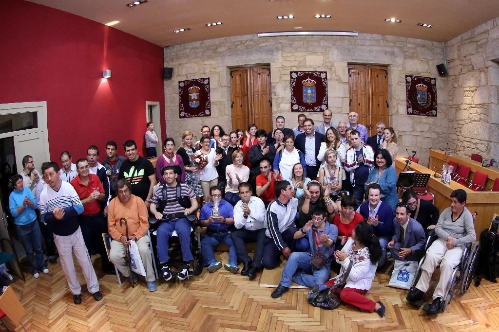 La foto de familia al finalizar el acto de presentación de la primera Novela Viva que nació en el Centro Asprodico de Ponteareas.