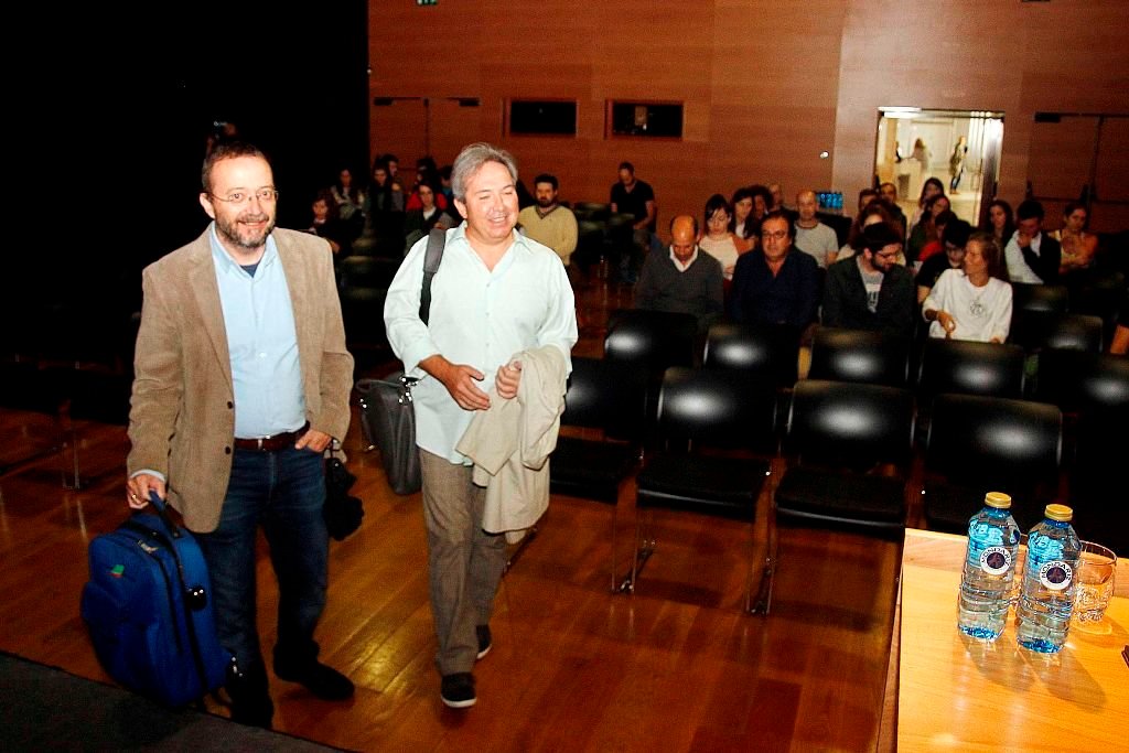 Juan Pimentel (izquierda), entrando ayer en el auditorio del Marco junto a Alberto Ruiz de Samaniego, comisario de “Eidos da arte”P.