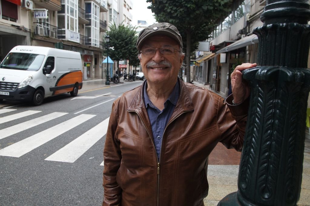 César Isella, ayer, realizó un paseo por la ciudad en el que le fascinó la arquitectura de granito.