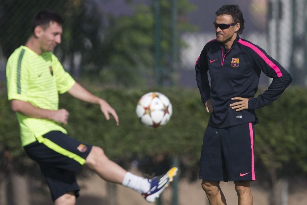 Messi juega con el balón ante Luis Enrique en el entrenamiento de ayer del Barcelona.