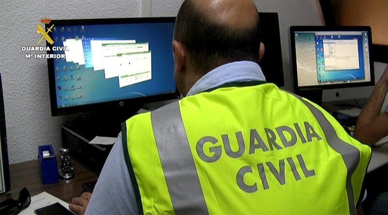 Foto facilitada por la Guardia Civil de la operación en la que ha sido detenido en Vigo un hombre de 38 años