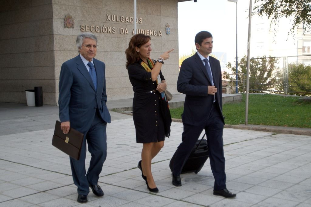 Julio Fernández Gayoso, ayer, a su salida de los juzgados de Vigo.
