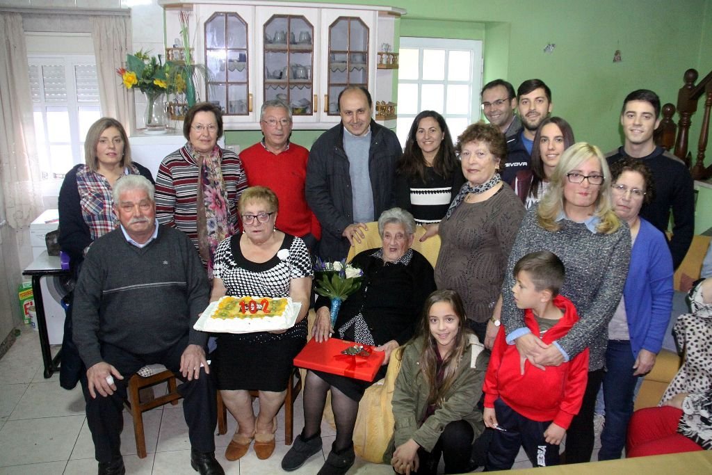 Francelina, felíz con toda su familia, celebró ayer el día de su 102 cumpleaños.
