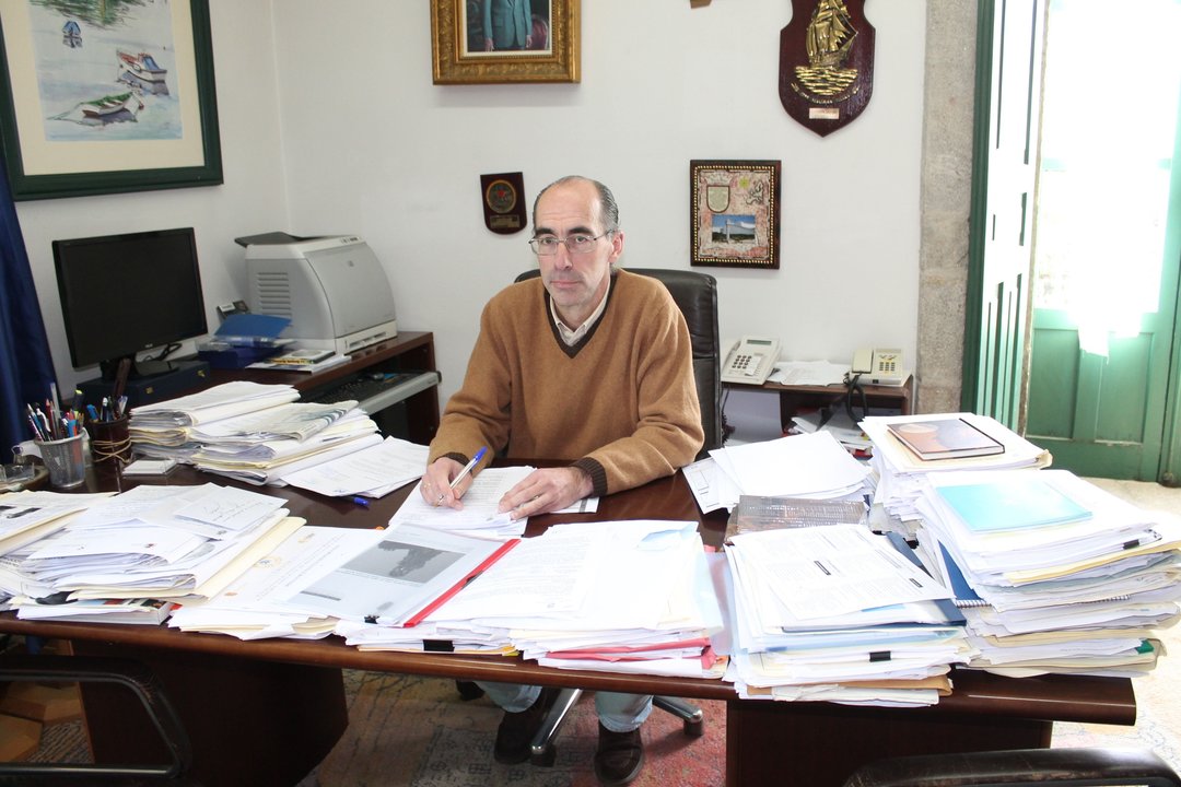 El alcalde y galeno titulado, Jesús Vázquez Almuíña en el despacho de alcaldía del consistorio baionés.   