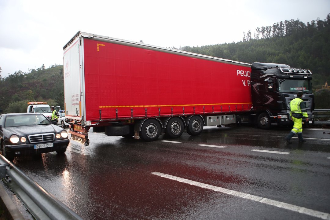 El 3 de noviembre otro camión hizo la "tijera" en la autovía, que quedó bloqueada.