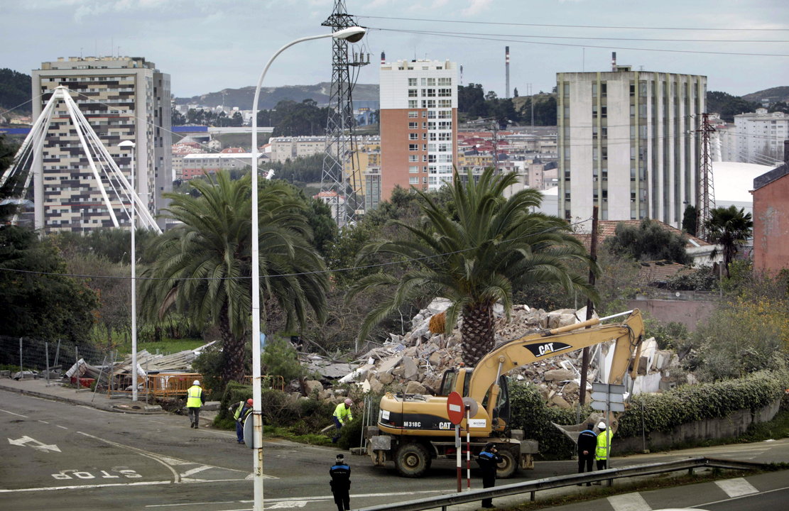 Una pala finaliza la demolición de la vivienda en el barrio coruñés de Elviña.
