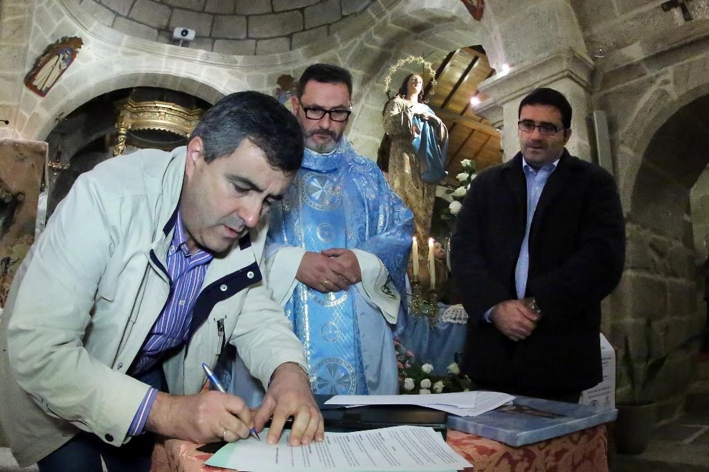 Jesús González,  Javier Alonso y  Miguel F¡Domínguez, ayer en la firma del protocolo de cesión en el Santuario de A Franqueira