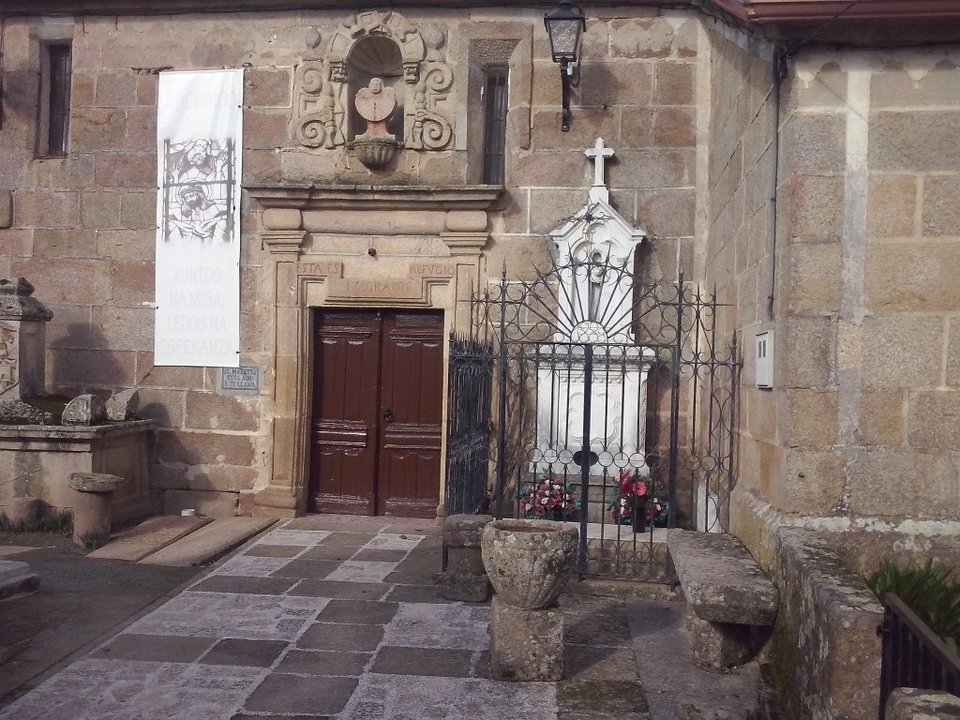 La iglesia de Vilaza (Monterrei), donde fueron reforzadas las puertas para evitar nuevos robos.