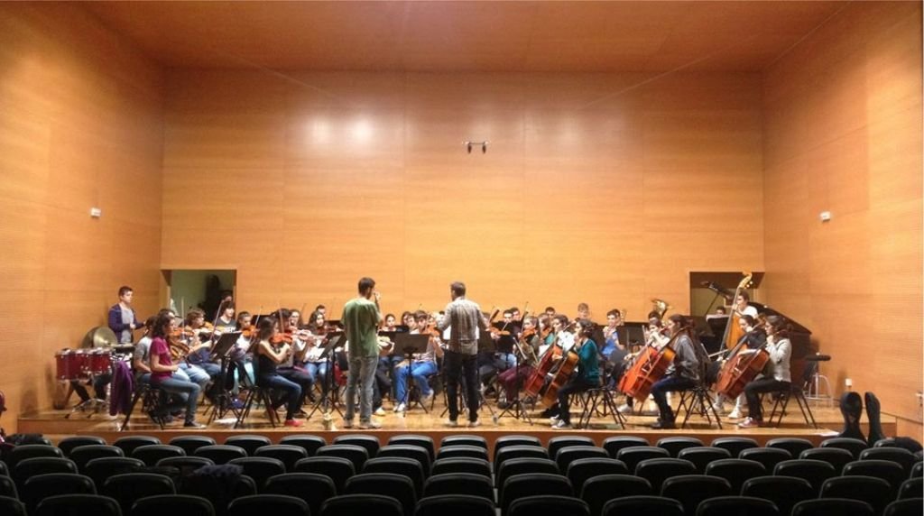 La orquesta Vigo 430, en uno de sus ensayos, prepara su acompañamiento para la ópera “Lucía di Lammermoor”.