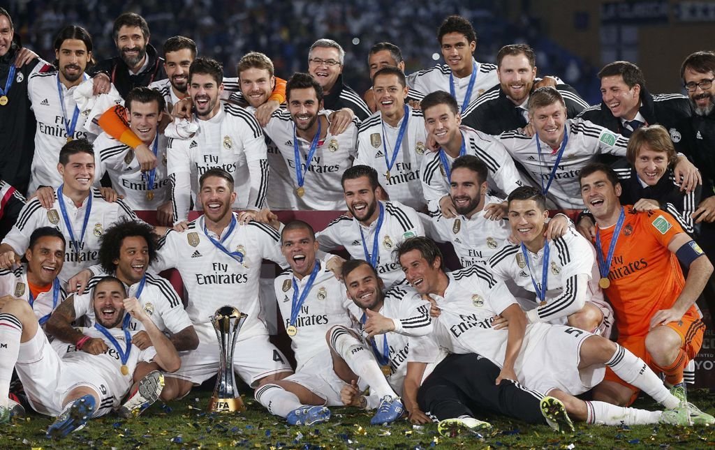 Los jugadores del Real Madrid posan con el trofeo del Mundial de Clubes, que el club blanco sólo había ganado en su anterior formato, el de Copa Intercontinental.