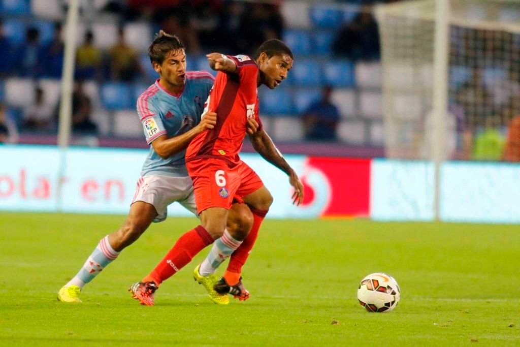 Borja Fernández presiona al futbolista del Getafe Sammir durante su estreno con el primer equipo.