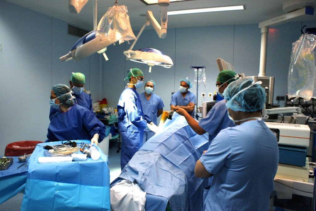 Un grupo de sanitarios de un centro médico privado, en un quirófano durante una operación. 