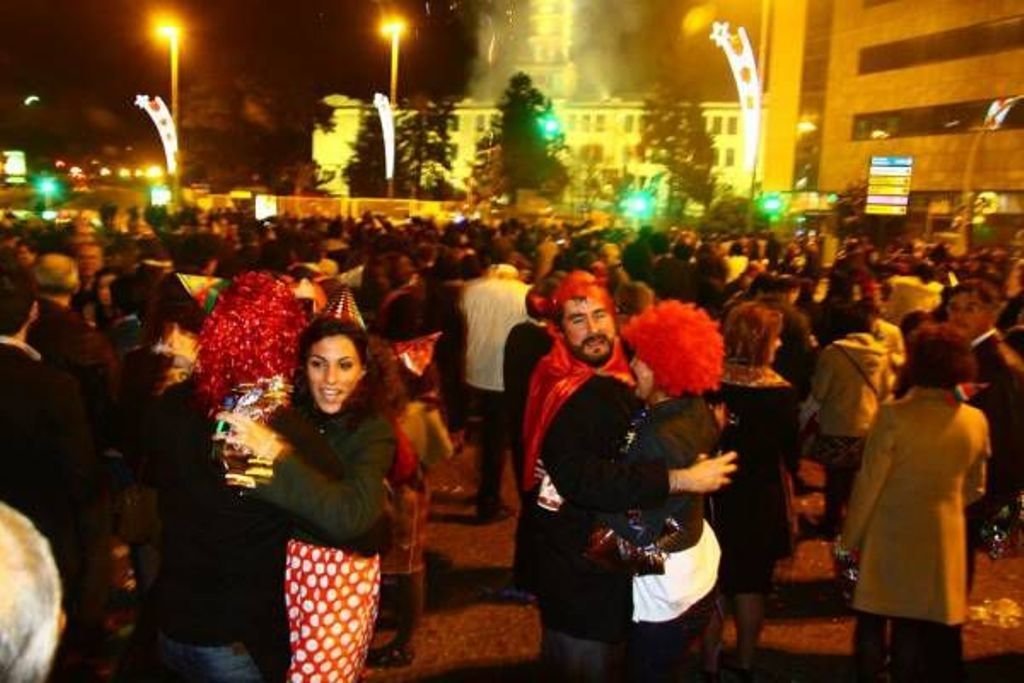 Una imagen de la fiesta de Fin de Año de 2014 en la plaza de América, muy concurrida.